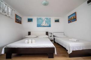 Hill Pool House, Kaštel Kambelovac Retreat, Kaštel Kambelovac