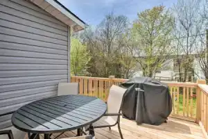 Ideally Located 'penne Place' w/ Deck & Grill, Гринвилл
