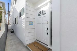 Coastal-chic Newport Stay Steps to the Beach, Dining & Boardwalk Optional Add-on Unit, Ньюпорт-Бич