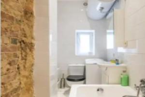 Self check in/out. 5 can stay. Free parking. Close to the city center., Рига