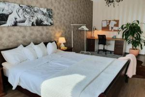 Tina's Place, Пори