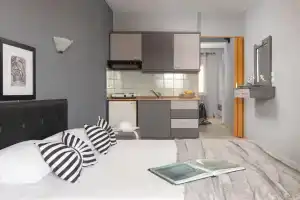 House Toula Elegant, Сарти