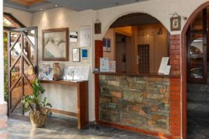 Erato Hotel, Коккини-Хани