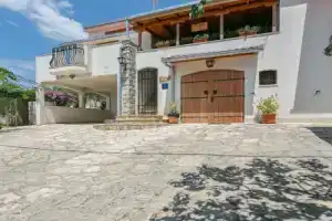 Spacious Holiday Home in Seget Vranjica With Garden, Сегет Враница