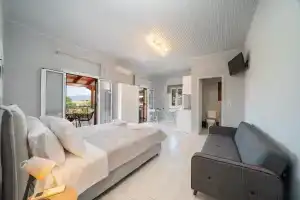 Mary's Studios & Apartment, Сами