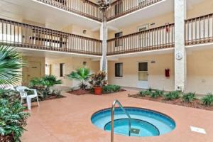 Life's A Beach~oceanfront 2 Bedroom Condo by RedAwning, Сент-Огастин-Бич