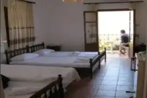 Dorothea Apartments, Коскину