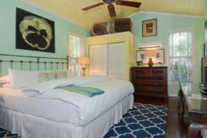 Pineapple Point Guesthouse & Resort - Gay Men's Resort, Форт-Лодердейл