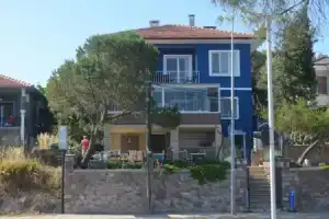 Lacivert Hotel, Айвалык