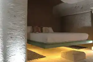 Eka Cave Maison, Айвалы