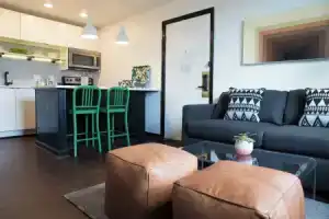 Sleeps 8 Stylish Sobro Suites, Walk to Dining, Drinks & More by Avantstay, Нэшвилл