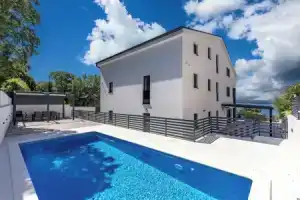 Luxury Pool Apartment With Sea View, Цриквеница