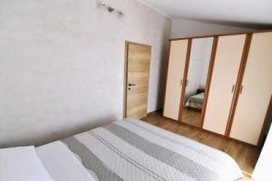 Charming Holiday Home With Terrace and Garden - One Bedroom Holiday Home, Мошеничка Драга