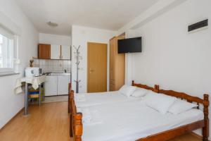 Milica - Parking and Garden - SA2 Gornji, Kaštel Kambelovac