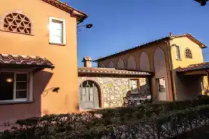 Residence con piscina a Monteverdi, Монтеверди-Мариттимо