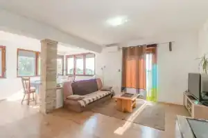 Beautiful Apartment in Biograd With 3 Bedrooms and Wifi, Биоград
