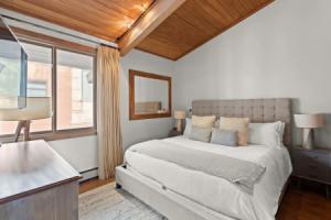 Deluxe 2 Bedroom Apartments at Resort with Outdoor Pool & Hot Tub, Аспен