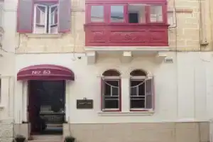 Granny's Inn Hostel, Слима