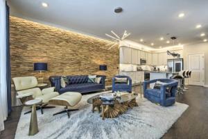 Sleek Durham Townhome Near Dtwn w/ Balcony!, Дарем