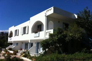 Emilia Apartments, Плакиас