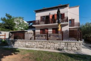 Tiho - 10m From the Beach - SA1 Potkrovlje, Preko