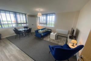 2 Bed Flat Near Old Trafford Stadium With Parking, Манчестер