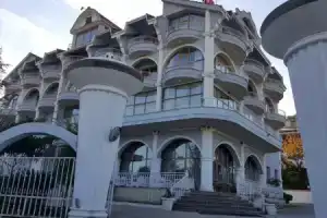 Resort Eklips, Тирана