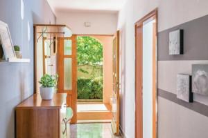 Awesome Home in Makarska With Wifi and 3 Bedrooms, Макарска