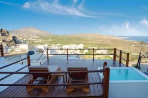 Santorini Rooftop Hot Tub Suite w Panoramic Views, Акротири