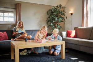 Nice, child-friendly villa with a sauna in Limburg, Роггел