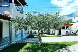 Yard Paradise Hotel, Дерми