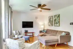 Charming Historic Hilo House Minutes to Beach!, Хило