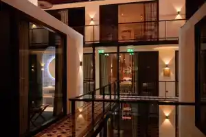 Heavens Hotel, Хоорн