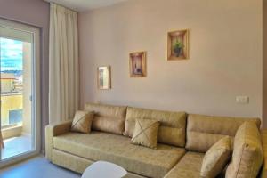 Happy Stay Apartments, Голем