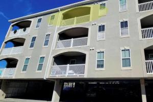 Pelican Landing 302 by Tybee Vacation Rentals, Тиби-Айленд