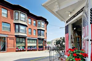 4 Commercial St Admirals Quarters Apts by RedAwning, Бутбей-Харбор