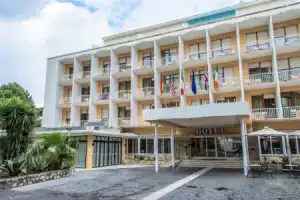 Grand Hotel Moon Valley, Вико-Экуенсе