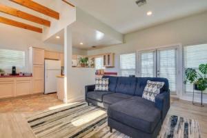 Luxe Pasadena Casita w/ Fireplace & Grill, Пасадена