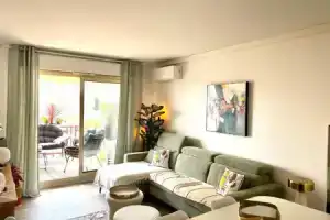 Bnb Renting 1 bb apt of 40m with superb terrace of 13m air conditioning, Жуан-ле-Пен