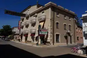 Appartamenti Achille E Annibale, Le Castella