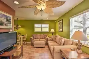 Sunny Cocoa Beach Escape w/ Bikes, Walk to Beach, Коко-Бич