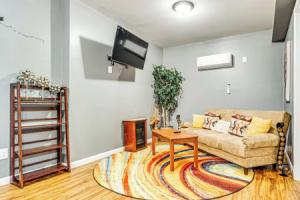 4 Mi to Dtwn Indianapolis: Quiet Apartment w/ Yard, Индианаполис