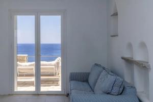 Aegean Whispers Sea Front Villa in Tinos, Агиос-Состис