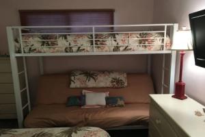 Oceanview condo Steps to the beach, Миртл Бич