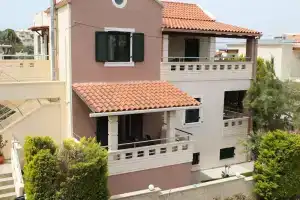Villa Anthion, Алмирида