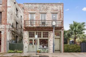 1br/1ba w/ Exposed-brick Apt in DT Nola by Domio, Новый Орлеан
