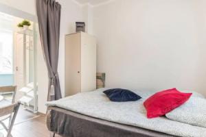 6 can stay. Park in front of the house. Free parking behind the fence. Self check in/out., Рига