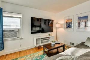 7 Mi to Dtwn Denver: Pet-friendly Home w/ Yard, Аврора