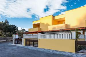 Traditional Holiday Home in Torre Dell'orso With Patio, Торре-делль-Орсо