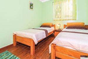Nice Home in Tisno With Wifi and 2 Bedrooms, Тисно